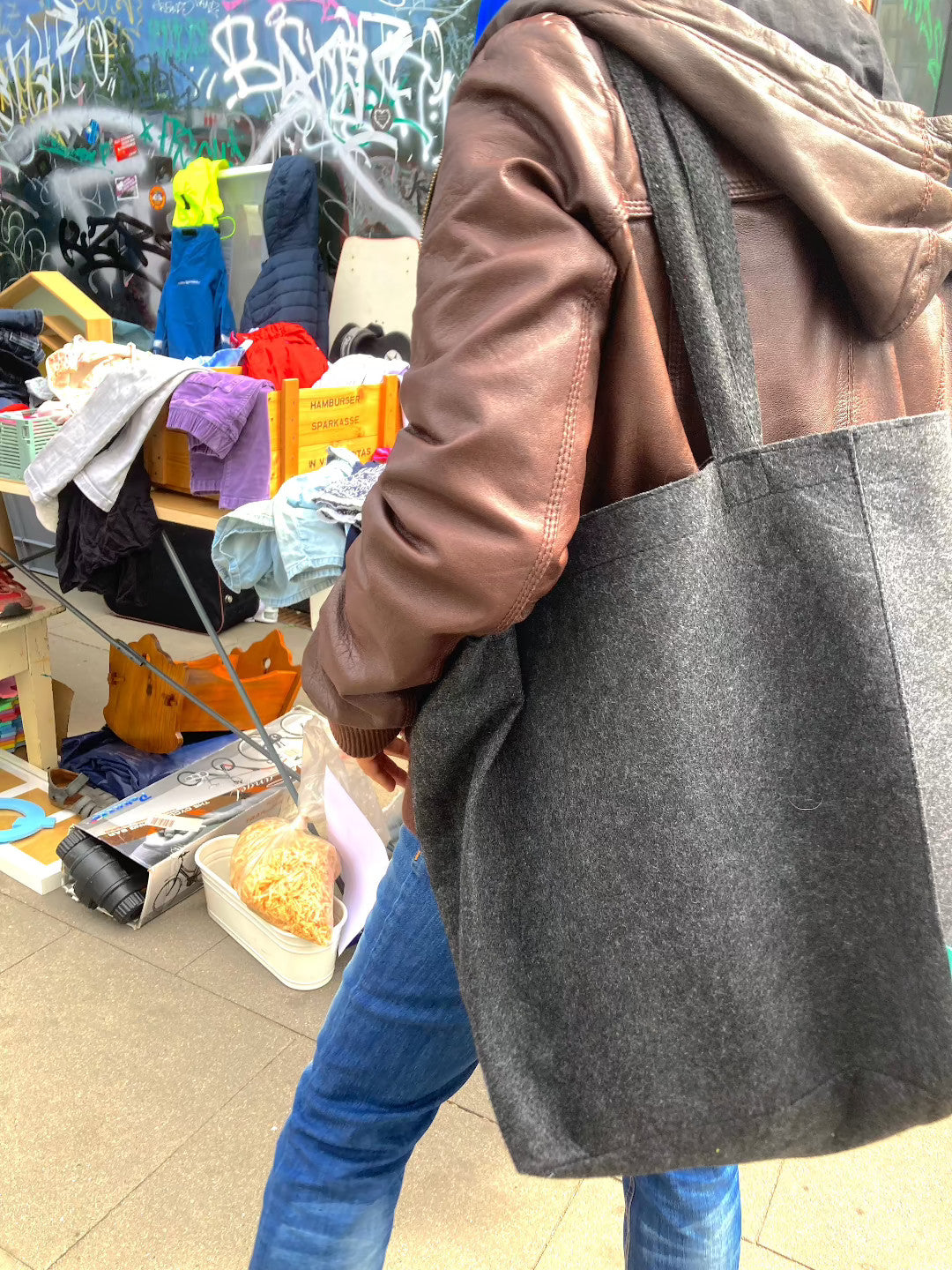 Person vor einem Flohmarktstand