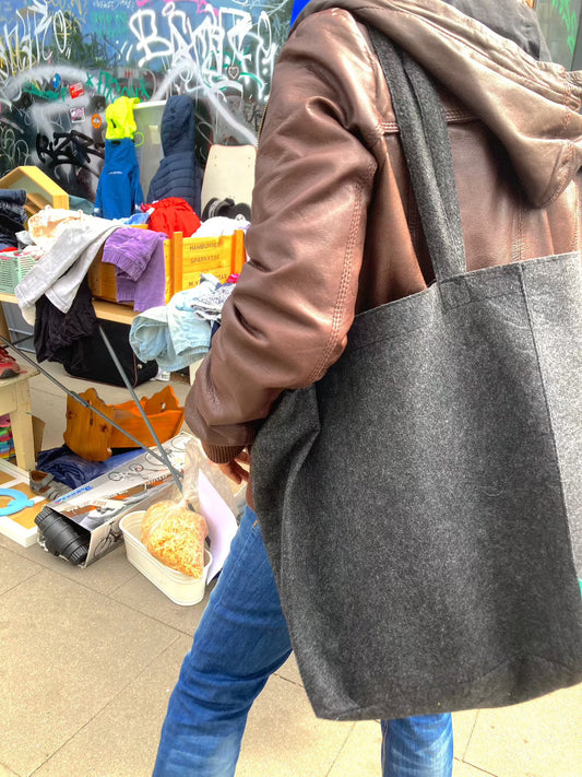 Person vor einem Flohmarktstand
