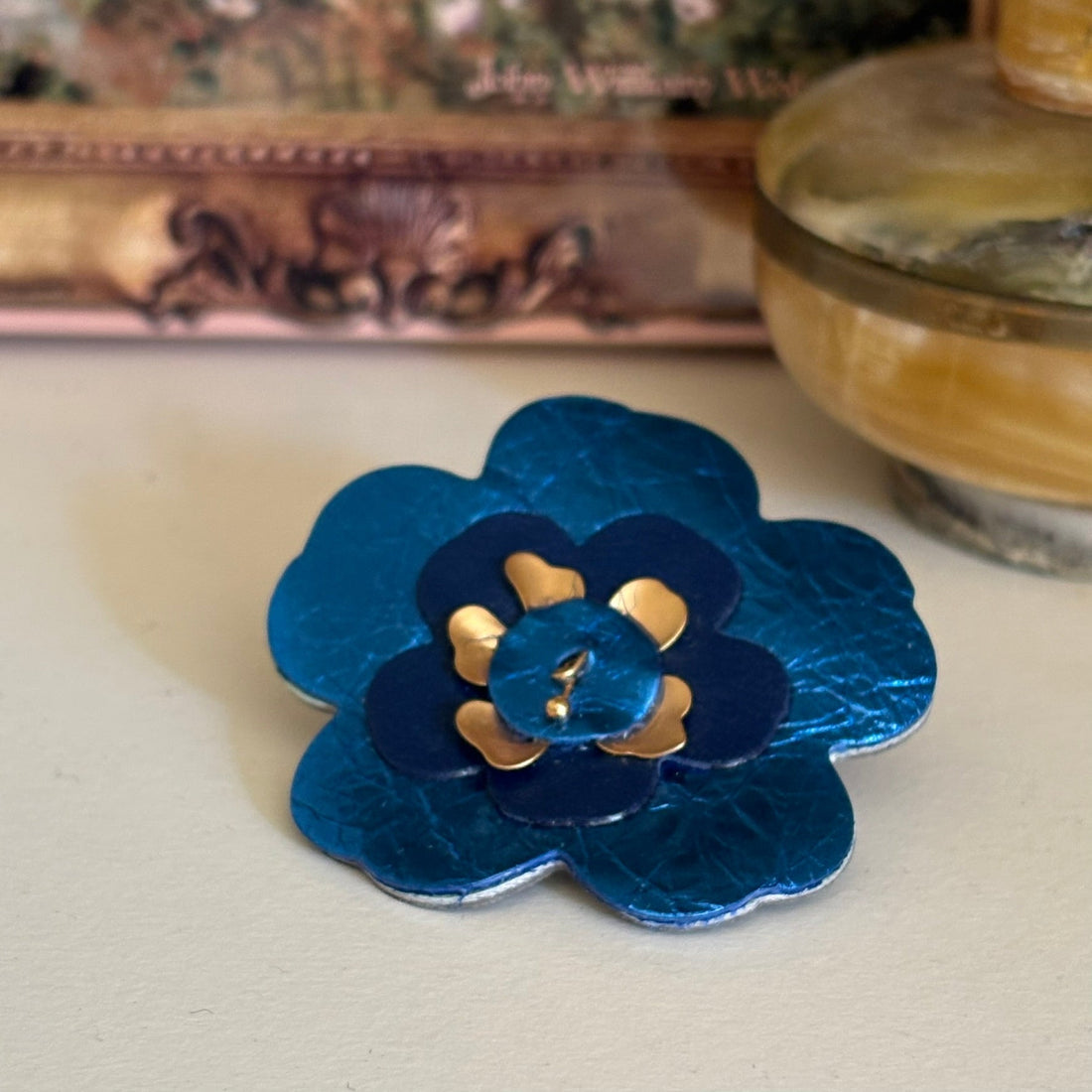 Lederschätze – Broschen aus dem Atelier von Amandine